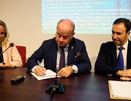 FIRMA DEL MANIFIESTO A FAVOR DE LA FAMILIA COMO CENTRO DE LA POLÍTICA